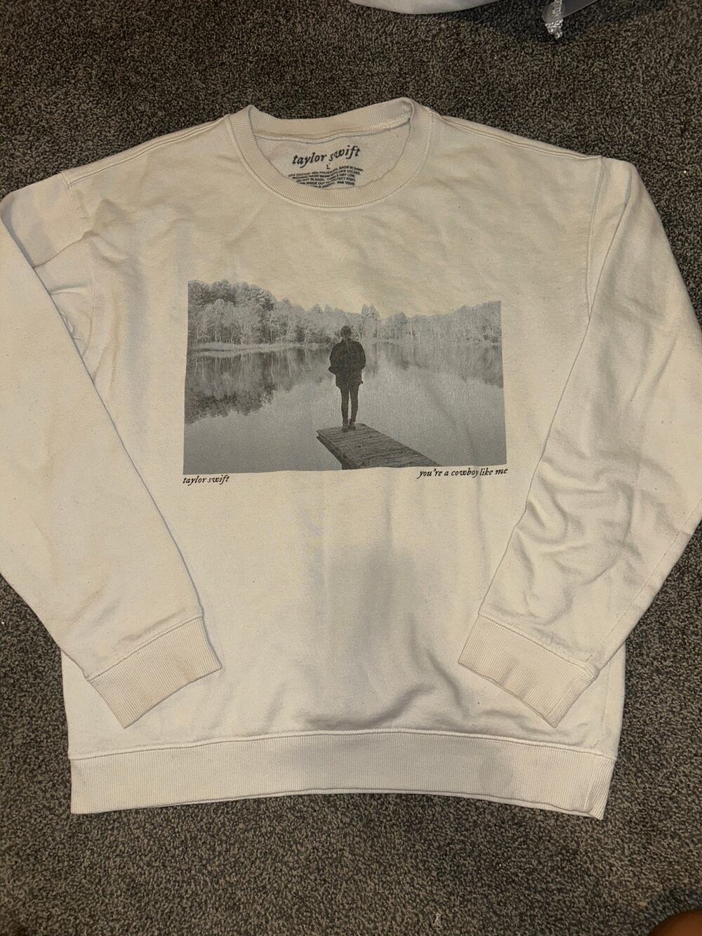 Taylor Swift Cowboy Like Me Pullover large